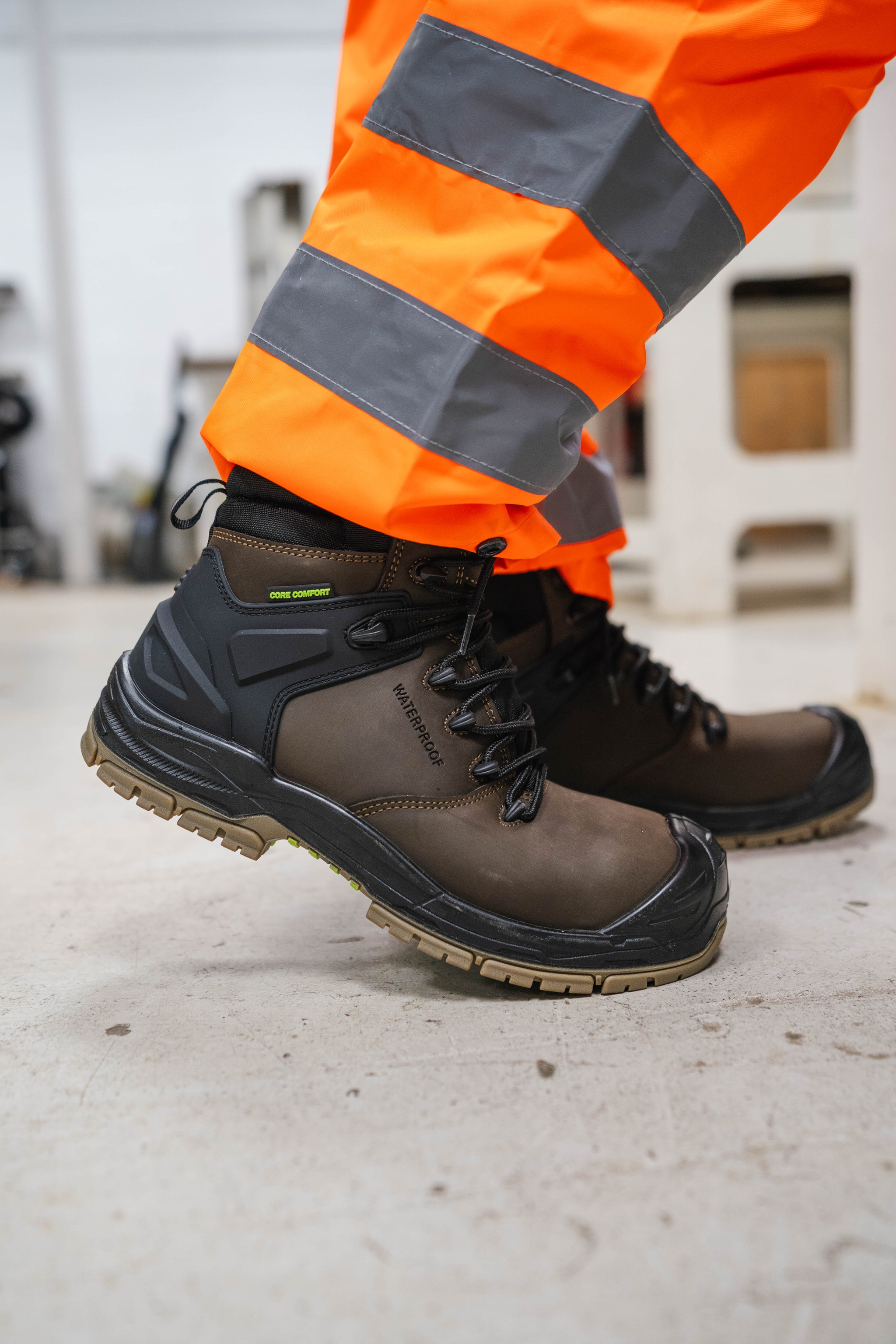 Apache - Mission 100% Non-Metallic Safety Boot with AN, HI, CI & ESD |  Apache